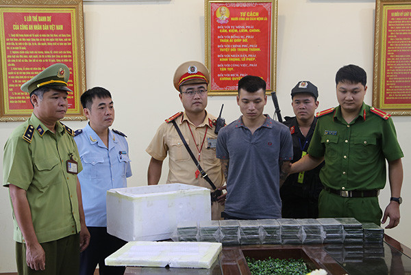 Đối tượng Tiến (giữa) bị bắt cùng tang vật. *ảnh: h. Mỹ