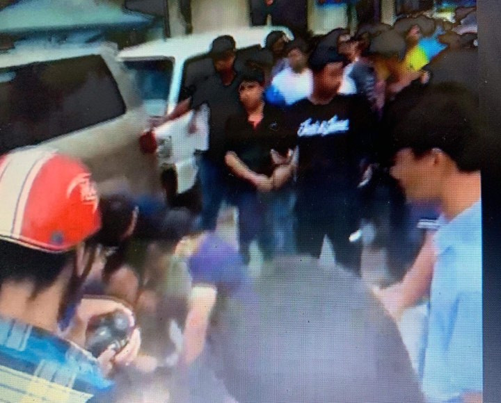 Bắt đối tượng Phong cùng 60 bánh ma túy tại chợ đêm Kỳ Lừa .Ảnh: DC