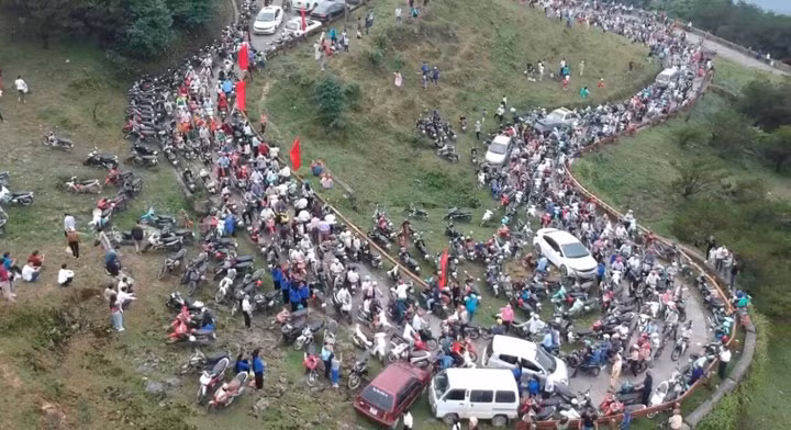 Mẫu Sơn tắc đường cục bộ hàng km, người đi bộ cũng khó .Ảnh: Hưng Thịnh