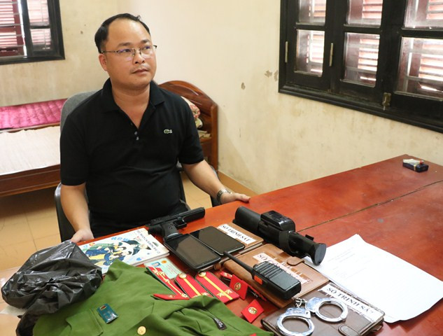 Đối tượng Đỉnh cùng tang vật ..Ảnh: LH