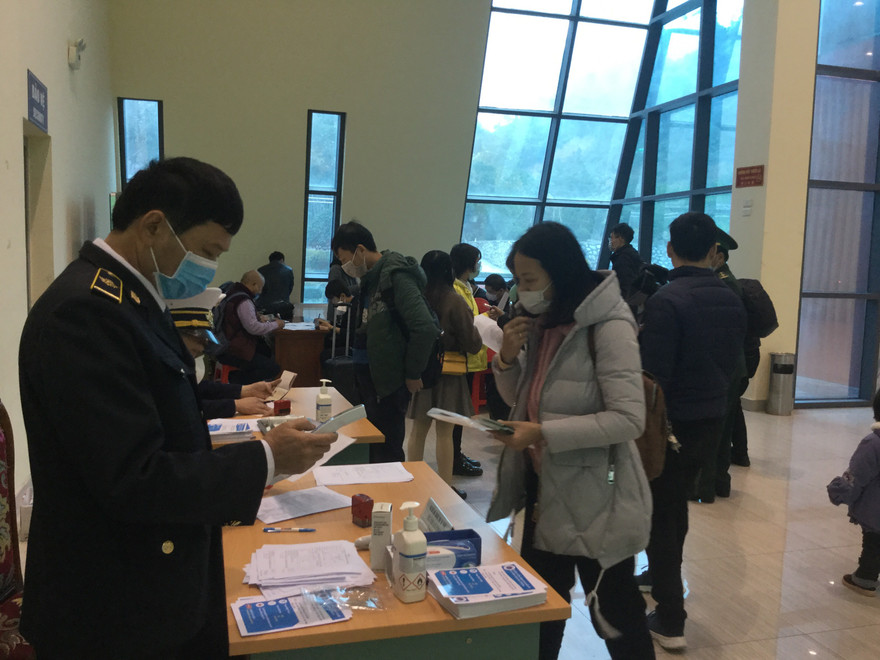 Khách qua cửa khẩu quốc tế Hữu Nghị được kiểm tra sức khỏe theo quy định .Ảnh: Duy Chiến