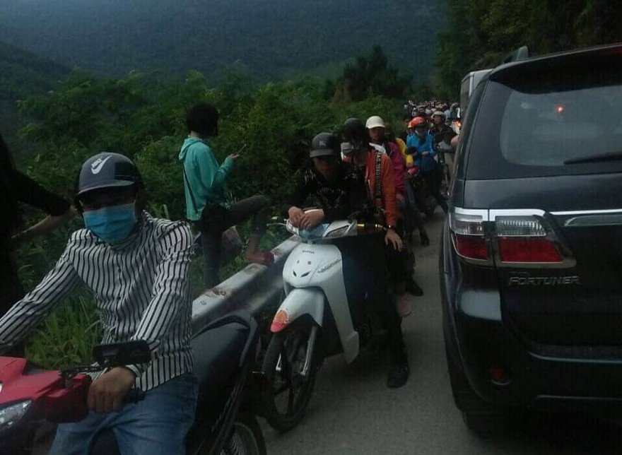 Ùn ứ trên đường dẫn lên đỉnh Mẫu Sơn (ảnh chụp chiều nay 30/4/2019 .Ảnh: Hoàng Chuyên