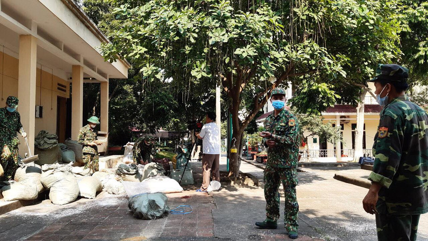Lực lượng biên phòng Cửa khẩu Chi Ma kiểm đếm số thuốc bắc nhập lậu. Ảnh: Duy Chiến