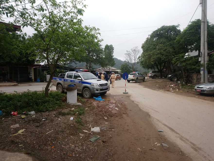 Lực lượng công an địa phương điều tiết, phân luồng giao thông từ chân núi lên đỉnh Mẫu Sơn *ảnh: Lăng Huy