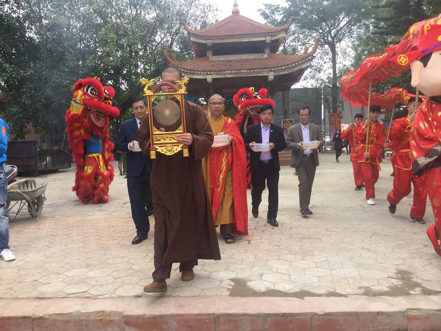 Ngày Ông Công, ông Táo, người dân Lạng Sơn vẫn thực hiện nghi lễ thả cá bình thường .Ảnh: Duy Chiến