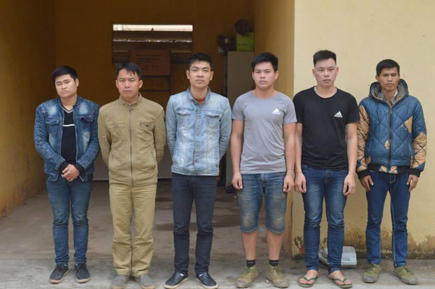 Nhóm đánh bạc và cổ vũ đánh bạc bị tạm giữ tại cơ quan công an Văn Lãng *ảnh: Duy Chiến