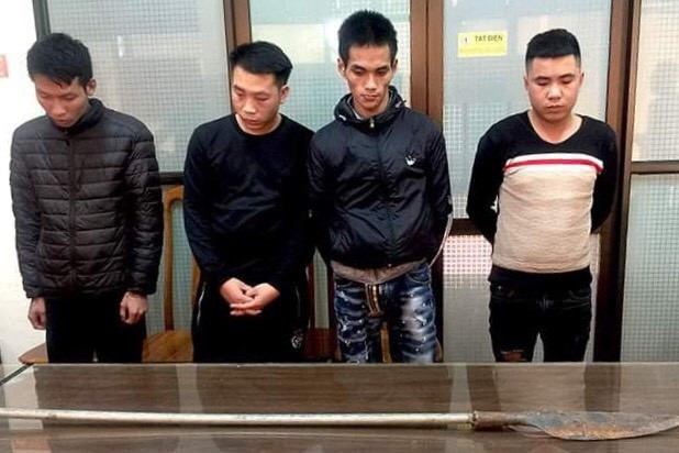 Nhóm đối tượng gây án và tang vật. Ảnh: N.My