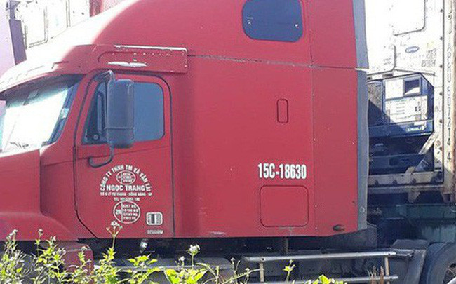 Cánh lái xe phát hiện trên cabin xe container đã tử vong từ lâu .Ảnh: TL