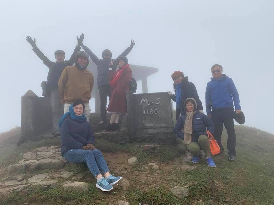 Dù không có băng tuyết, nhiều du khách vẫn thích thú với cái gió, cái lạnh trên đỉnh mẫu Sơn .Ảnh: N.X.L