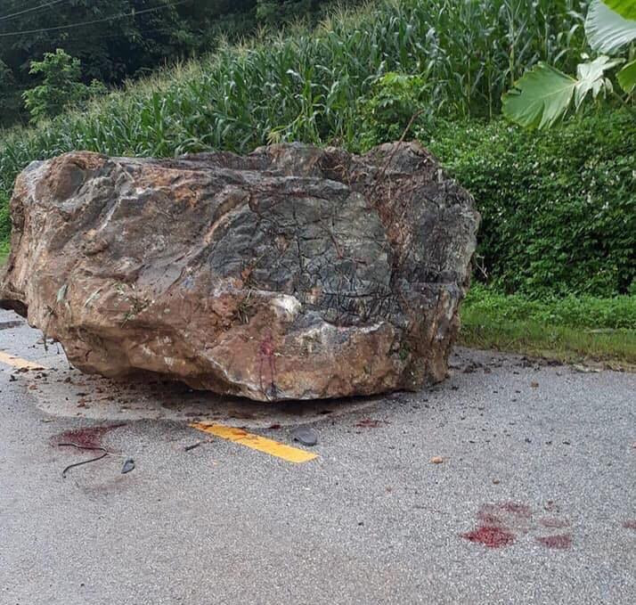 Hiện trường vụ đá lở và tai nạn người đi đường .Ảnh: H. Tùng