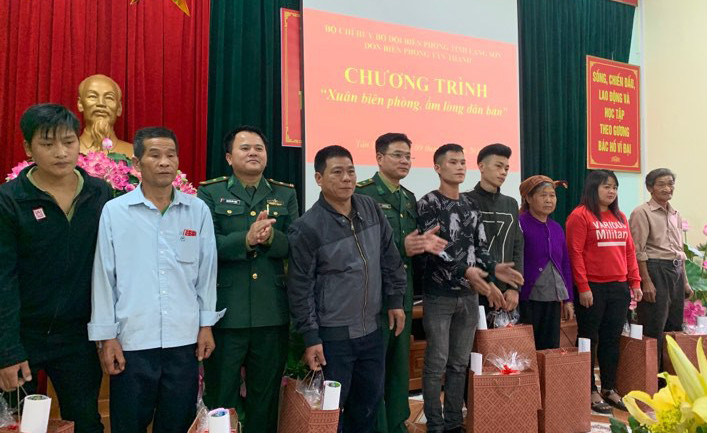 Các hộ dân nhận quà tri ân của BP Tân Thanh. Ảnh: Duy Chiến