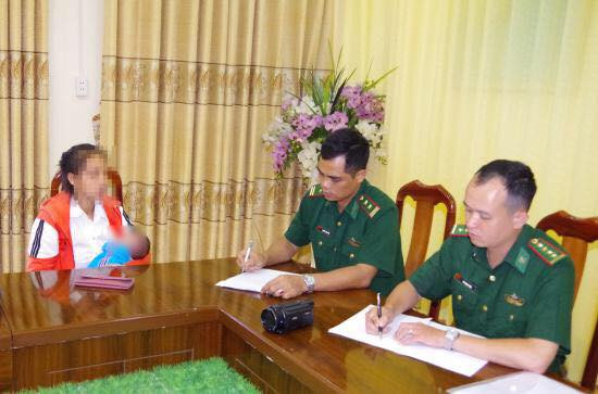 Bà L (bìa trái) khai do túng tiền nên bán con. Ảnh: Vy Thượng