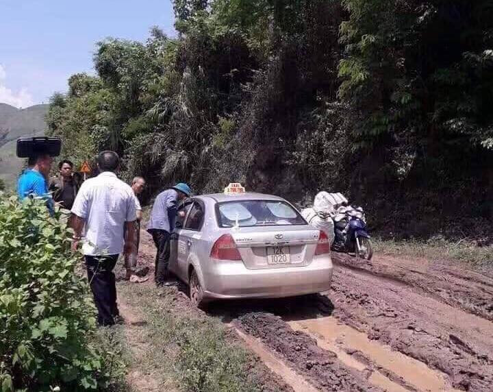 Lực lượng chức năng đang khám nghiệm hiên trường sau khi tiếp nhận thông tin từ nhân dân .Ảnh: TL