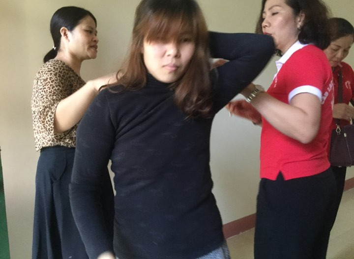 Cô Mơ hay xa lánh, chạy trốn mọi người .Ảnh: Duy Chiến