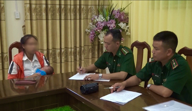 Đối tượng Linh(bìa trái) khai nhận, do ham tiền suýt bán con sang Trung Quốc .Ảnh: TL 