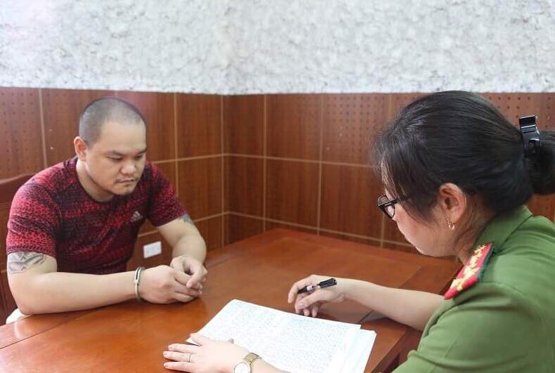 Đối tượng Khánh (bìa trái) khai nhận hành vi tại cơ quan công an .Ảnh: Minh Anh