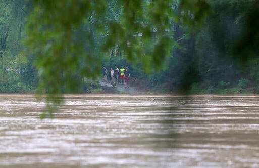 Sau hơn 2 ngày tìm kiếm, gia đình bà TRường thấy xác nạn nhân ở Nà Lốc, huyện Văn Quan .Ảnh: TL