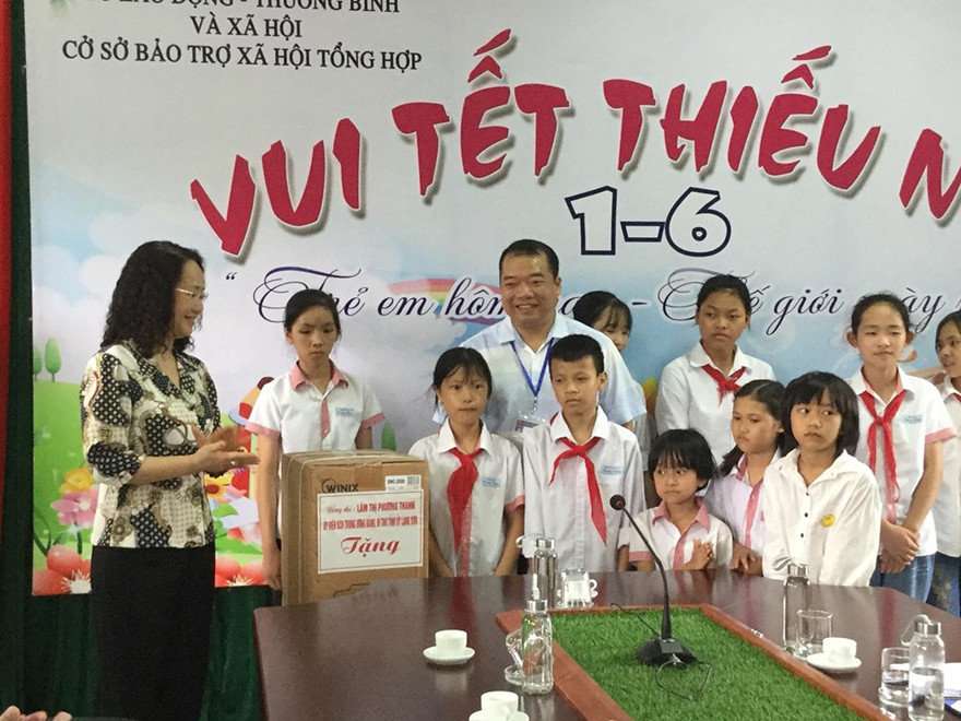 Bí thư tỉnh ủy Lạng Sơn Lâm Thị Phương Thanh (ngoài cùng, bên trái) tặng máy lọc nước và nhiều phần quà cho các em thiếu niên, nhi đồng Trung tâm Bảo trợ XH tỉnh Lạng Sơn .Ảnh: Duy Chiến 