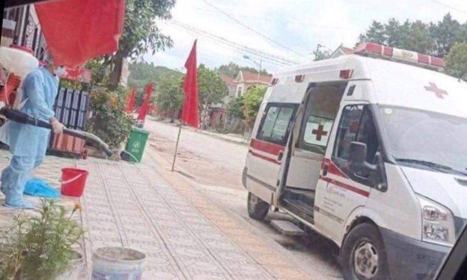 Các ngành chức năng tiến hành phun tiêu độc, khử trùng, áp dụng các biện pháp y tế đối với Khu 7, thị trấn Đình Lập, huyện Đình Lập , Lạng Sơn .Ảnh: Duy Chiến