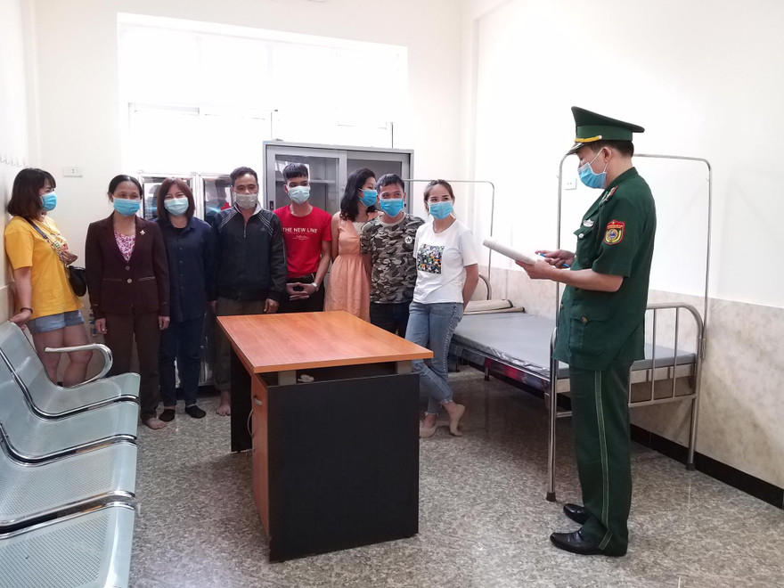 Số người nhập cảnh trái phép bị bắt giữ tại đường mòn, được đưa về nơi kiểm tra y tế .Ảnh: Duy Chiến