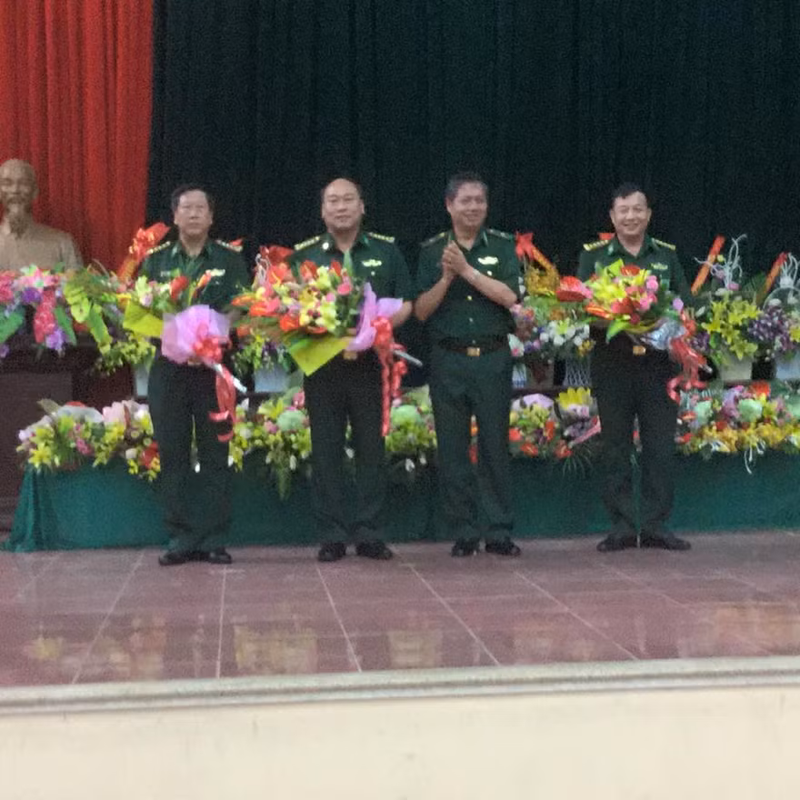 Thiếu tướng Bùi Đức Hạnh, Phó Tư lệnh BĐ Biên phòng (giữa) tặng hoa chúc mừng 3 đồng chí lãnh đạo BĐBP Lạng Sơn. Ảnh: Duy Chiến
