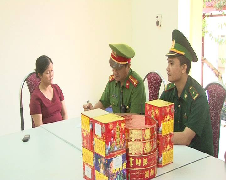 Bà Thúy (bìa trái) cùng tang vật tại Trạm KSLN Dốc Quýt *ảnh: TL