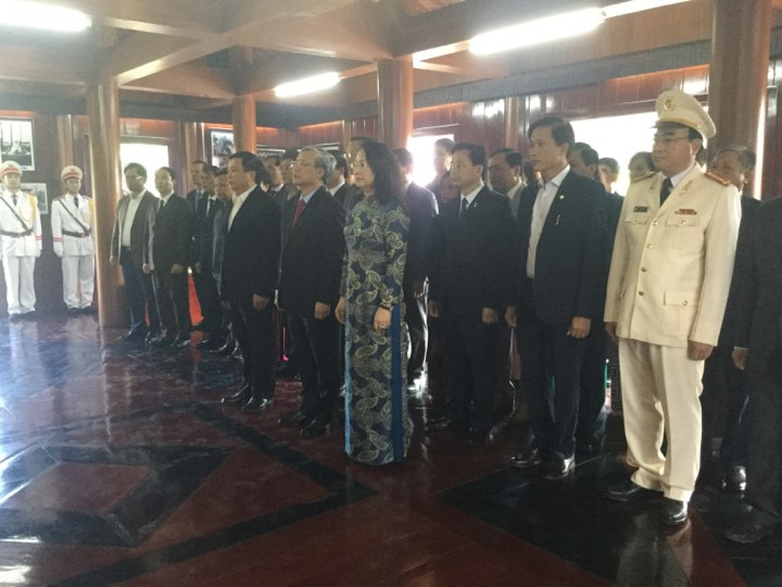 Đồng chí Trần Quốc Vượng cùng lãnh đạo trung ương, địa phương dâng hương tại nhà lưu niệm đồng chí Hoàng Văn Thụ. Ảnh Duy Chiến