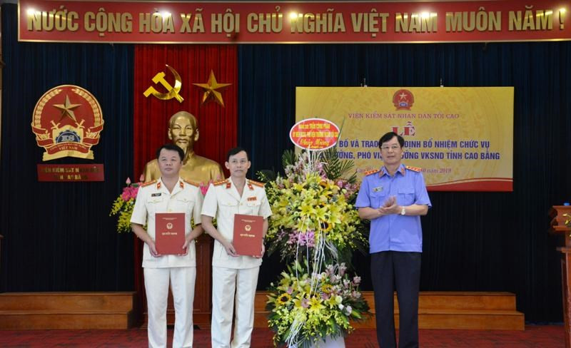 lãnh đạo VKS tối cao (bìa phải trao quyết định bổ nhiệm Viện trưởng và Viện phó VKS tỉnh Cao Bằng .Ảnh P.0