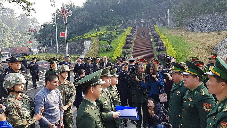 Quảng cảnh trao trả đối tượng Khởi tại cửa khẩu quốc tế Hữu Nghị *ảnh: Nguyệt My