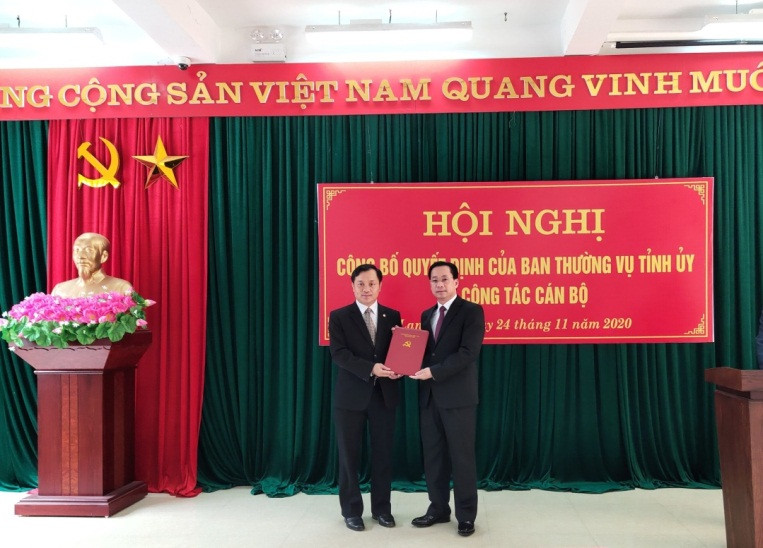 Ông Nguyễn Đức Quý (bìa trái) nhận quyết định của lãnh đạo Tỉnh ủy Lạng Sơn 