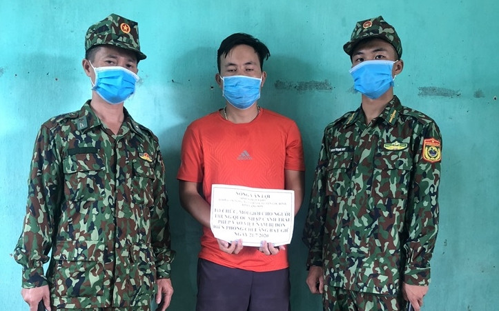 Đối tượng Lợi (giữa) bị bắt vì hành vi đưa người trái phép qua biên giới. Ảnh: L. Đồng 
