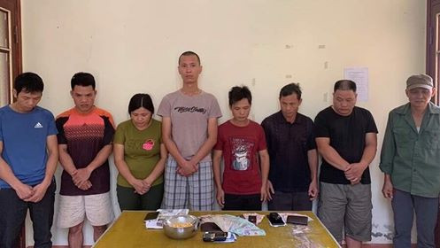 Các đối tượng đánh bạc tại cơ quan công an .Ảnh: Diệu Linh