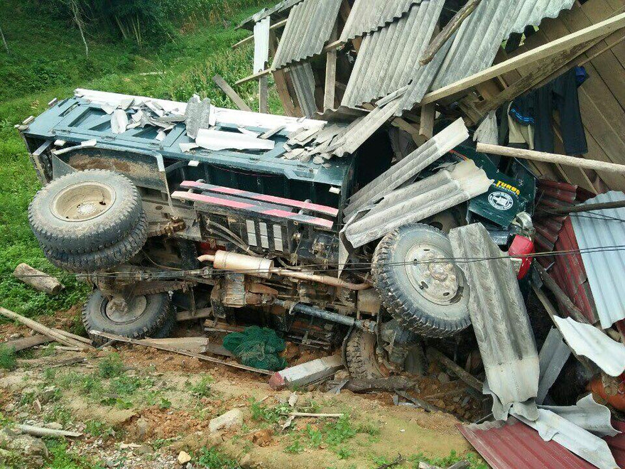 Cú đâm trực diện, chiếc xe chui tọt vào trong nhà đổ sụp *ảnh: D.C