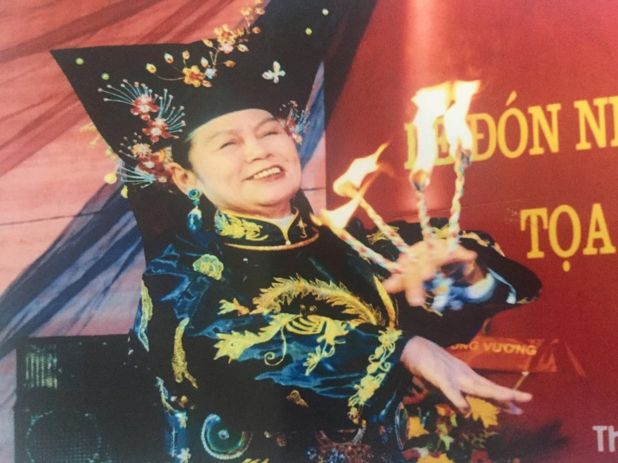 Nghệ nhân ưu tú Tạ Thị Bích Lộc loan giá "Cô bé thượng ngàn". Ảnh: Duy Chiến