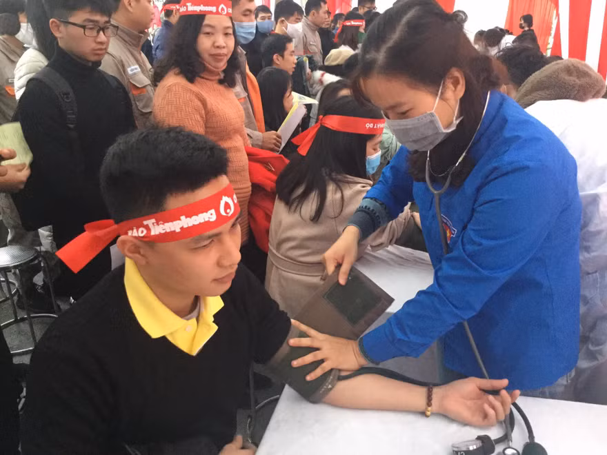 Nhiều đoàn viên thanh niên đăng ký xét nghiệm để hiến máu. - Ảnh: Duy Chiến 