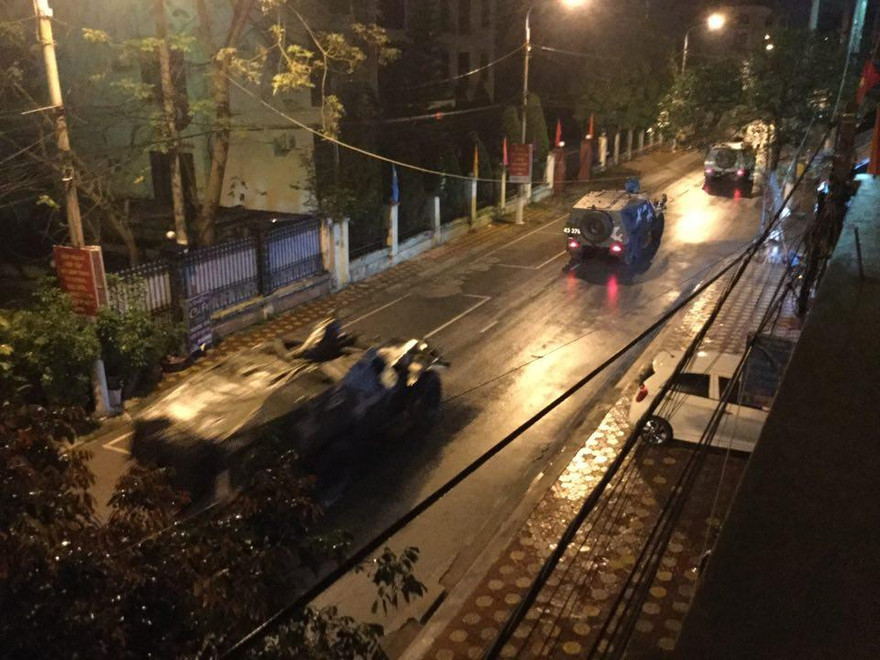 Đoàn xe thiết giáp Lạng Sơn xuyên đêm lên biên giới .Ảnh: Duy Chiến