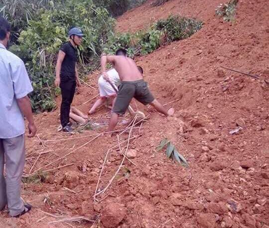 Thanh niên và người dân tham gia cứu người .Ảnh: TL