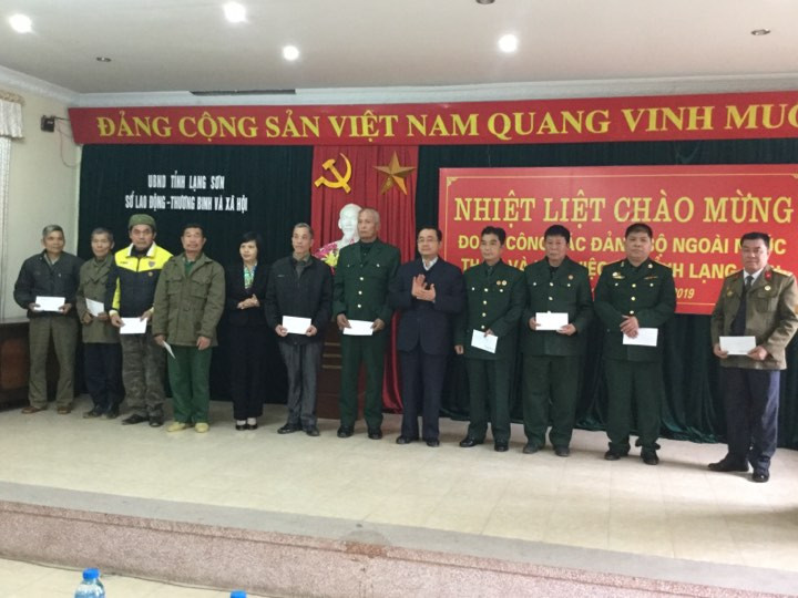 Các cựu chiến binh, thương binh chiến tranh 1979 nhận quà tri ân. Ảnh: Duy Chiến