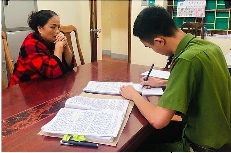 Bà Nga (bìa trái) khai nhận hành vi tại cơ quan điều tra .Ảnh: TL