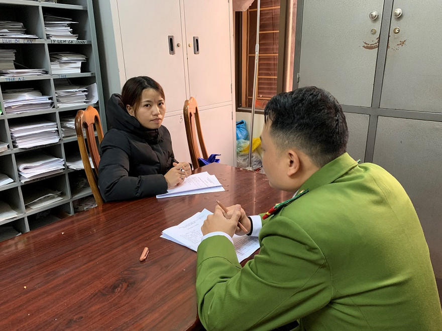 Đối tượng Thương (trái) khai nhận hành vi tại cơ quan công an .Ảnh: Huyền Mỹ