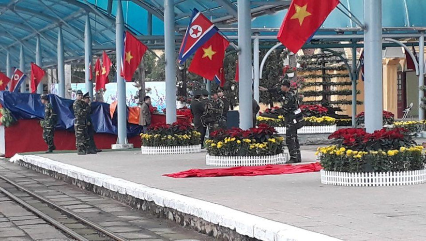 Công việc trang trí khánh tiết đã hoàn tất .Ảnh: Duy Chiến