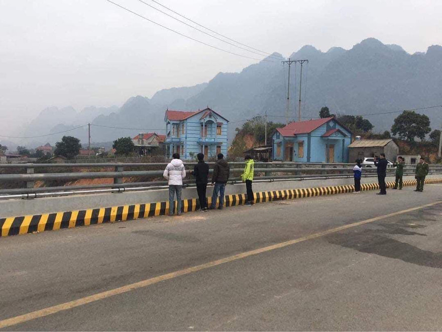 Xe ô tô của anh Lê Văn Nghĩa (thành phố Bắc Giang) bị ném vỡ kính chắn gió (ảnh do CA Lạng Sơn cung cấp)