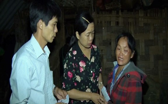 Cấp ủy, chính quyền địa phương động viên, giúp đỡ mẹ của hai cháu bé (ảnh bìa phải) *ảnh: TL 