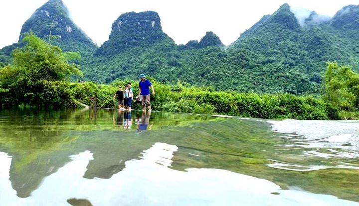 Du khách lần mò đi trên con đường đến khu du lịch cộng đồng ở huyện Bắc Sơn .Ảnh: Thế Vinh