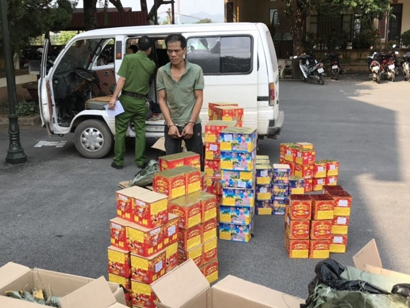 Đối tượng Thưởng cùng tang vật tại trụ sở công an. Ảnh: Hoàng Anh