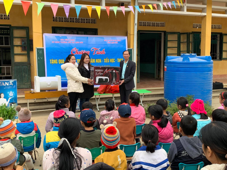 Trao máy lọc nước, bình nóng lạnh và bồn chứa nước cho điểm trường mầm non Quyết Thắng, xã Đoàn Kết. Ảnh: TL