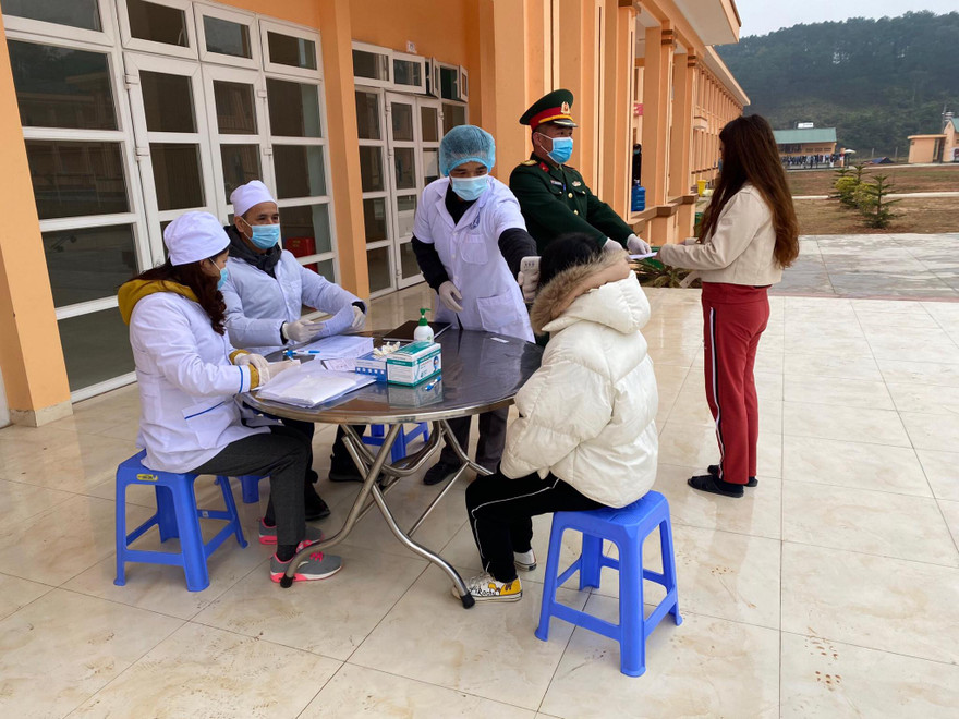 Lậng Sơn thực hiện nghiêm túc việc lấy mẫu xét nghiệm, cách ly những người đi, đến từ vùng có dịch và xuất nhập cảnh qua biên giới .Ảnh: Duy Chiến