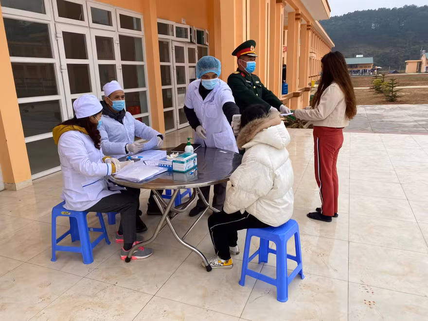 Lậng Sơn thực hiện nghiêm túc việc lấy mẫu xét nghiệm, cách ly những người đi, đến từ vùng có dịch và xuất nhập cảnh qua biên giới .Ảnh: Duy Chiến
