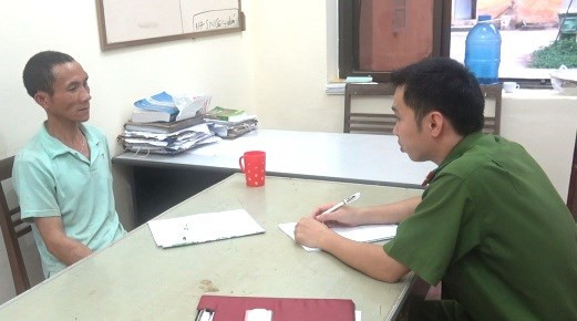 Đối tượng Dương Văn Mầu (bìa trái) khai nhận trước cơ quan điều tra *ảnh: CB