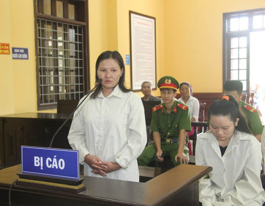Bị cáo Viên ra tòa lĩnh án 7 năm tù vì bán con mình .Ảnh: Minh Anh